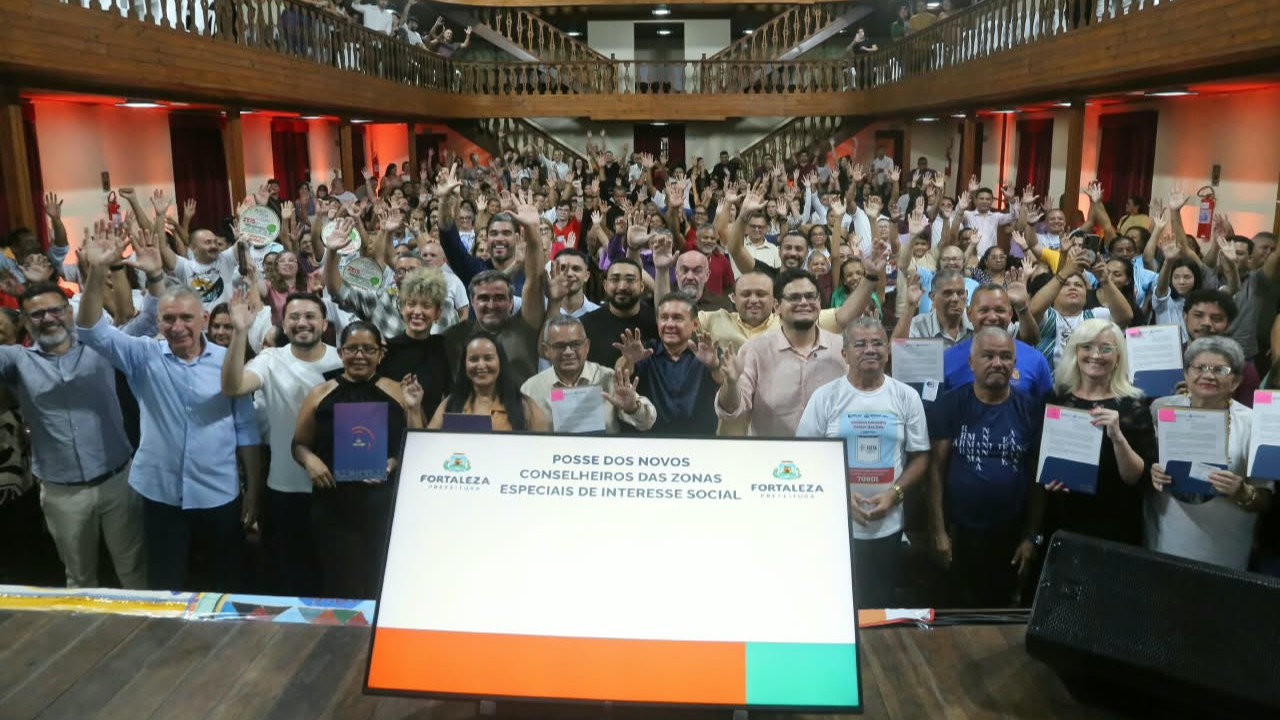 grupo de pessoas posa para a foto na plateia do Teatro São José